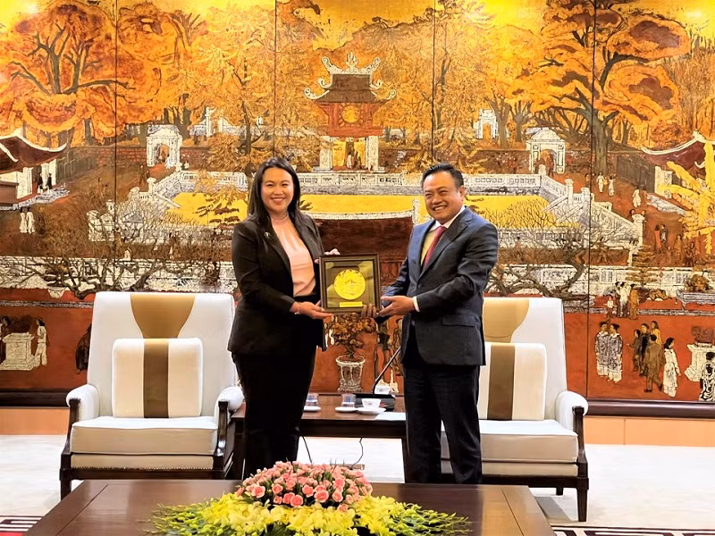 Le président du Comité populaire de la ville de Hanoï, Trân Sy Thanh, et la maire d’Oakland, Sheng Thao. Photo : Hanoimoi.vn