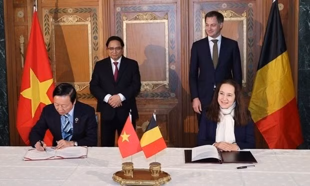Le Premier ministre vietnamien, Pham Minh Chinh, et son homologue belge, Alexander De Croo, supervisent la signature de la lettre d'intention de coopération entre le Ministère vietnamien des Ressources naturelles et de l'Environnement et le Ministère belge de la Justice et de la Mer du Nord. Photo : VNA. Le Premier ministre vietnamien, Pham Minh Chinh, et son homologue belge, Alexander De Croo, supervisent la signature de la lettre d'intention de coopération entre le Ministère vietnamien des Ressources naturelles et de l'Environnement et le Ministère belge de la Justice et de la Mer du Nord. Photo : VNA.