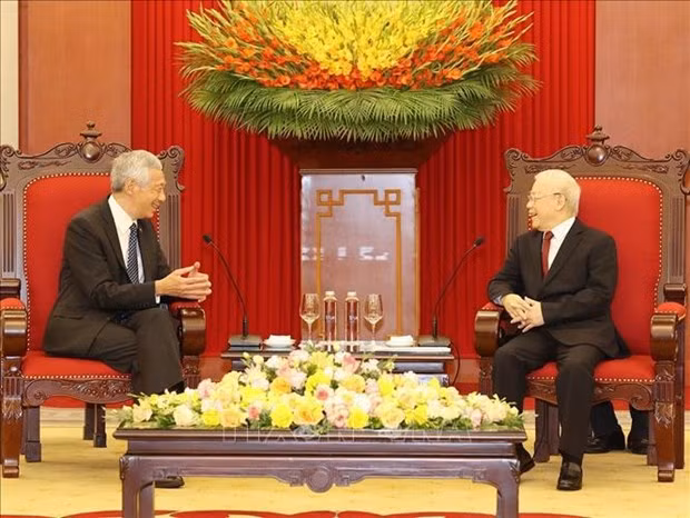  Le Secrétaire général du Parti, Nguyên Phu Trong (à droite), reçoit le Premier ministre singapourien, Lee Hsien Loong. Photo : VNA.