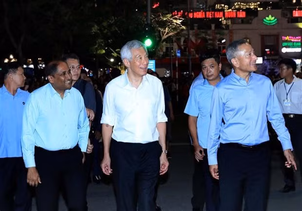 Le Premier ministre singapourien, Lee Hsien Loong, se promène au bord du lac Hoàn Kiêm. Photo : VNA.