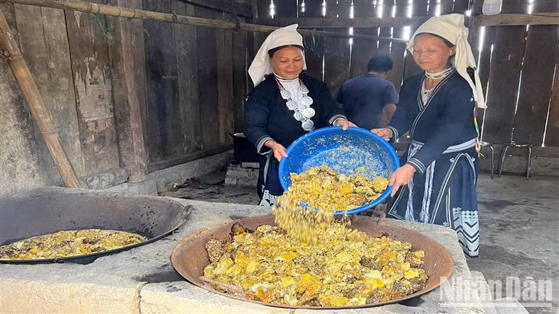 De retour dans le village, les habitants cassent les nids en petits morceaux et les font bouillir jusqu’à ce qu’ils fondent.