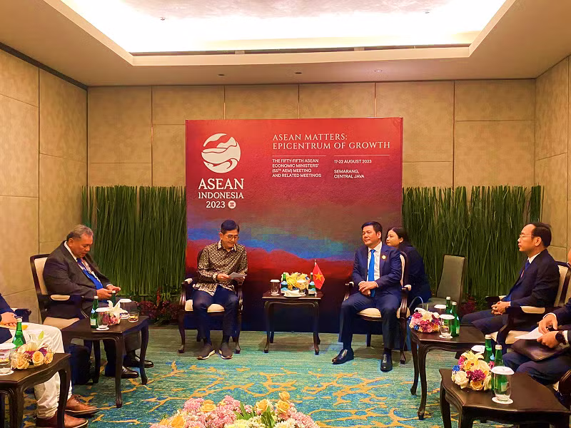 Le ministre vietnamien de l’Industrie et du Commerce, Nguyên Hông Diên, reçoit le président de la KADIN, Arsjad Rasjid. Photo : Congthuong.vn