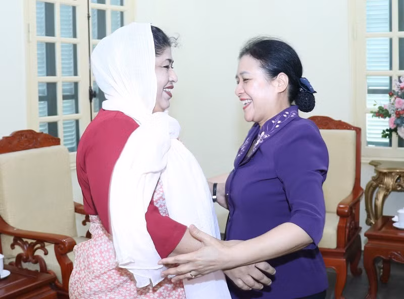  L’ambassadrice Nguyên Phuong Nga (à droite) et Samina Naz, ambassadrice du Bangladesh au Vietnam. Photo : thoidai.com.vn
