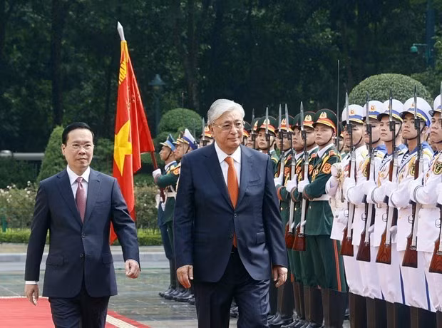 Le Président du Vietnam, Vo Van Thuong (à gauche) et le Président du Kazakhstan, Kassym-Jomart Tokayev, à Hanoï. Photo : VNA. Le Président du Vietnam, Vo Van Thuong (à gauche) et le Président du Kazakhstan, Kassym-Jomart Tokayev, à Hanoï. Photo : VNA.