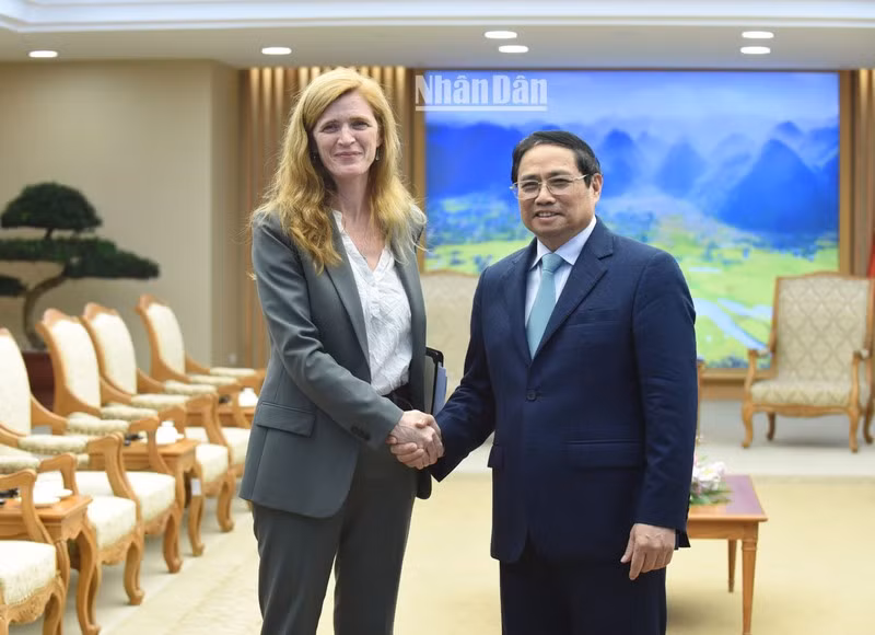 Le Premier ministre Pham Minh Chinh et Mme Samantha Power, directrice générale de l'Agence américaine pour le Développement international. Photo : NDEL. 
