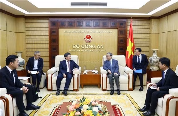 Le ministre de la Sécurité publique, le général Tô Lâm (à droite), reçoit Shimizu Akira (gauche), ancien représentant en chef de la JICA au Vietnam. Photo : VNA.