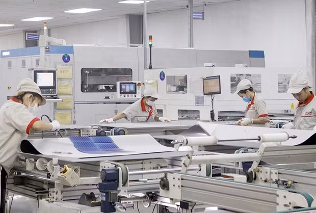 Production de batteries solaires à la Société par actions Vietnam Sunergy, dans la zone industrielle de Dinh Tram province de Bac Giang. Photo : NDEL.