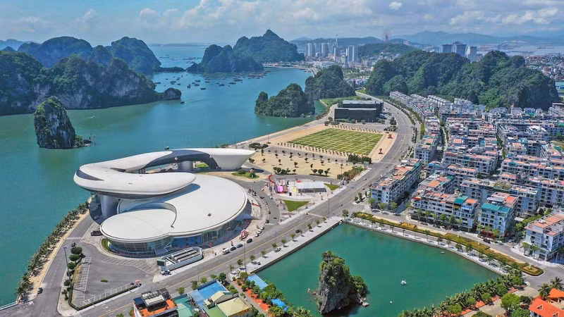 Ha Long est appelée à devenir une zone urbaine touristique et de services civilisée et conviviale. Photo : daidoanket