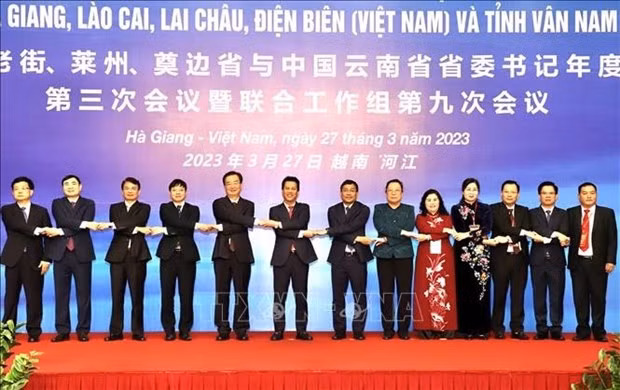 Les autorités de la province de Hà Giang, du Yunnan et des missions diplomatiques des deux pays à la réunion. Photo : VNA.