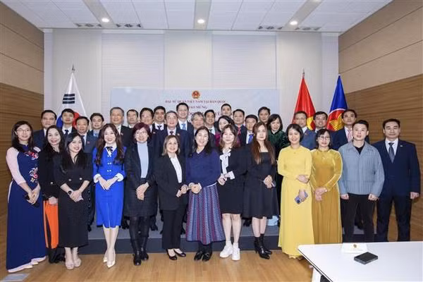 Le Vice-Président de l'Assemblée nationale, Nguyên Duc Hai, et le personnel de l'Ambassade du Vietnam en République de Corée. Photo : VNA.