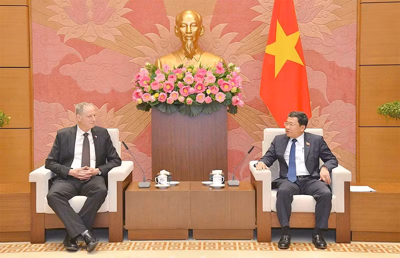 Le président de la Commission des Relations extérieures de l’Assemblée nationale vietnamienne, Vu Hai Hà (à droite), et l’ambassadeur d’Israël au Vietnam, Yaron Mayer. Photo : quochoi.vn