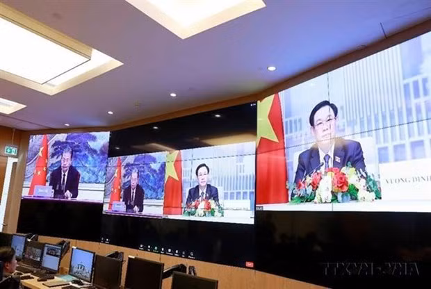 Rencontre en ligne entre le Président de l'Assemblée nationale, Vuong Dinh Huê, et le Président du Comité permanent de l’Assemblée populaire nationale de Chine, Zhao Leji, en 2023. Photo : VNA.