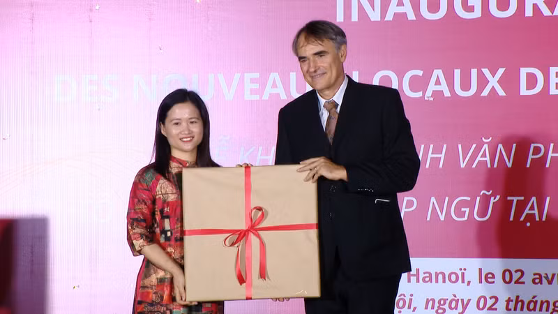 La remise de cadeaux souvenir du personnel de l’AUF - Asie-Pacifique à M. Sermet avant la fin de son mandat en mai 2024.
