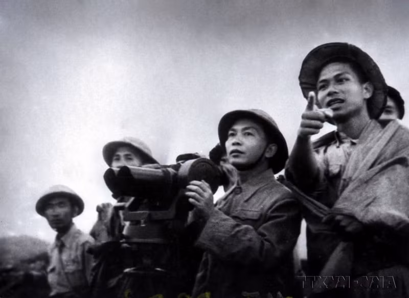 Le général Vo Nguyên Giap observa la dernière fois le champ de bataille de Diên Biên Phu avant de donner l'ordre d'ouvrir le feu pour attaquer. Photo d'archives : VNA.