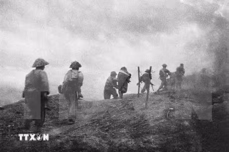 Lors de la campagne de Diên Biên Phu, la grande solidarité et la détermination du peuple vietnamien ont été promues au plus haut niveau. Photo d'archives de la VNA.