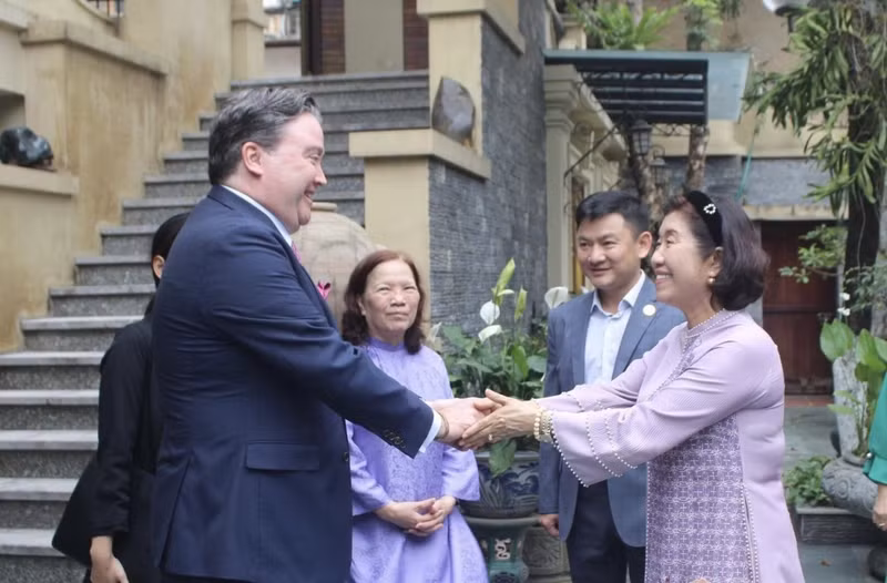 L’ambassadeur américain au Vietnam, Marc Knapper, a rencontré Mme Dang Thi Minh Ngoc, épouse de feu le général de corps d’armée Nguyên Chi Vinh. Photo : baoquocte.