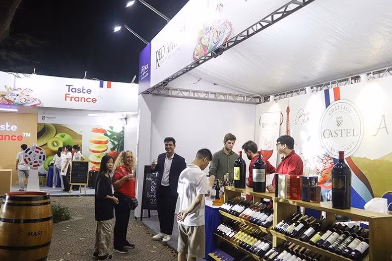 Les stands de gastronomie française attirent les touristes. Photo : Minh Phuong. Les stands de gastronomie française attirent les touristes. Photo : Minh Phuong.