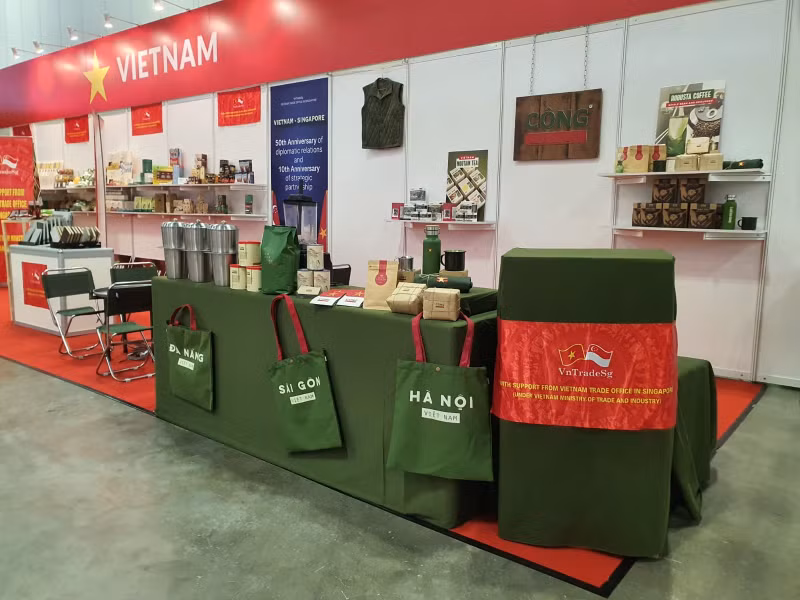 La société de café Công participe au stand de l’ambassade du Vietnam à Singapour 2023. Photo : Ambassade du Vietnam à Singapour. La société de café Công participe au stand de l’ambassade du Vietnam à Singapour 2023. Photo : Ambassade du Vietnam à Singapour.
