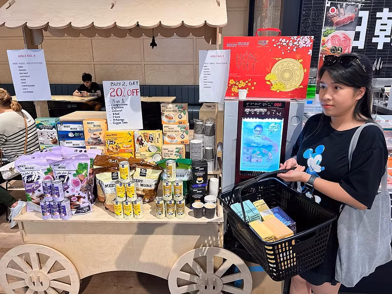Le café de marque Meet More a été présenté dans un supermarché en Australie lors du récent Nouvel An et a reçu des réponses positives, permettant à la société de recevoir de grosses des commandes pour 2024. Photo : congthuong.