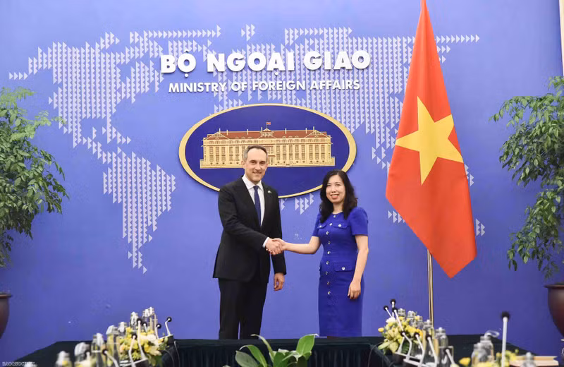 La vice-ministre des Affaires étrangères Lê Thi Thu Hang rencontre M. Michal Safianik, chef de la délégation du groupe Asie-Océanie (COASI) du Conseil européen. Photo : baoquocte.