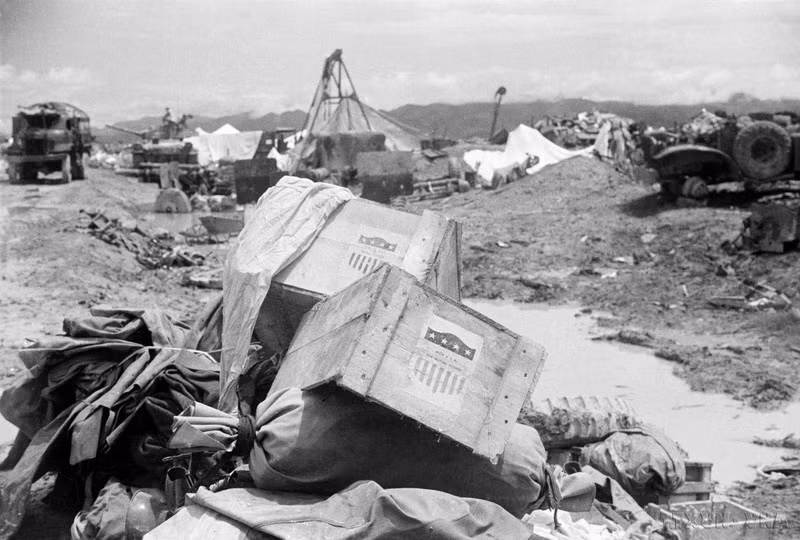 Des armes modernes et des véhicules de guerre de marque américaine utilisés par les Français ont été détruits et capturés par des soldats vietnamiens à Diên Biên Phu. Photo : VNA.