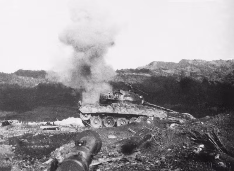 Pour protéger l’aérodrome, l’ennemi envoya un char de 18 tonnes pour contre-attaquer mais il fut touché par l’artillerie vietnamienne et prit feu. Photo : VNA.