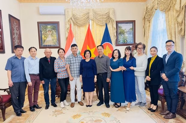 L'ambassadrice vietnamienne en Hongrie, Nguyên Thi Bich Thao, et des membres de la diaspora vietnamienne. Photo : VNA. L'ambassadrice vietnamienne en Hongrie, Nguyên Thi Bich Thao, et des membres de la diaspora vietnamienne. Photo : VNA.