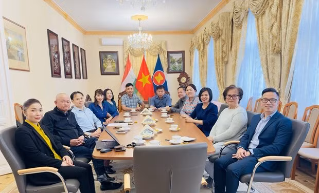 L'ambassadrice vietnamienne en Hongrie, Nguyên Thi Bich Thao, et des membres de la diaspora vietnamienne. Photo : VNA. L'ambassadrice vietnamienne en Hongrie, Nguyên Thi Bich Thao, et des membres de la diaspora vietnamienne. Photo : VNA.