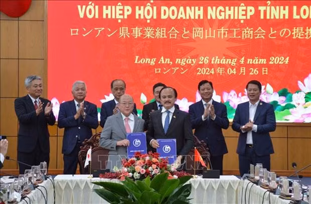 Signature d'un mémorandum de coopération entre des associations d’entreprises de Long An et d'Okayama. Photo: VNA