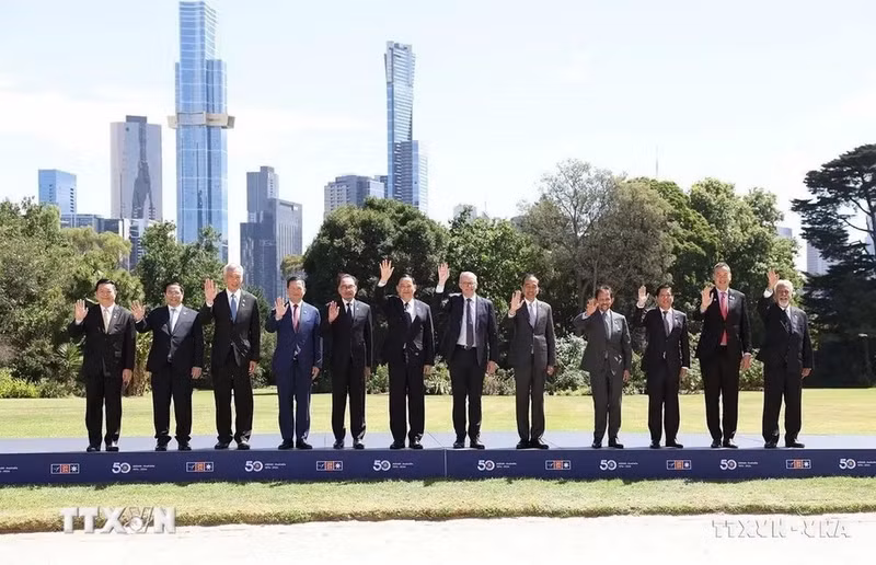 Le Premier ministre australien Anthony Albanese, les chefs de délégations des pays membres et le secrétaire général de l'ASEAN assistent à la réunion restreinte du Sommet spécial pour fêter les 50 ans des relations ASEAN-Australie, le 6 mars à Melbourne. Photo : VNA Le Premier ministre australien Anthony Albanese, les chefs de délégations des pays membres et le secrétaire général de l'ASEAN assistent à la réunion restreinte du Sommet spécial pour fêter les 50 ans des relations ASEAN-Australie, le 6 mars à Melbourne. Photo : VNA