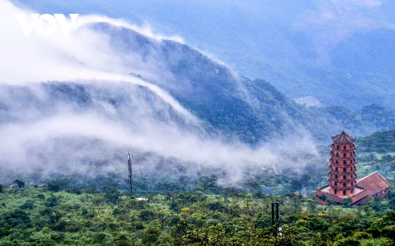 Yen Tu, une chaîne de montagnes située au nord-est du Vietnam, est étroitement liée à la naissance du zen Truc Lam. Yen Tu, une chaîne de montagnes située au nord-est du Vietnam, est étroitement liée à la naissance du zen Truc Lam.
