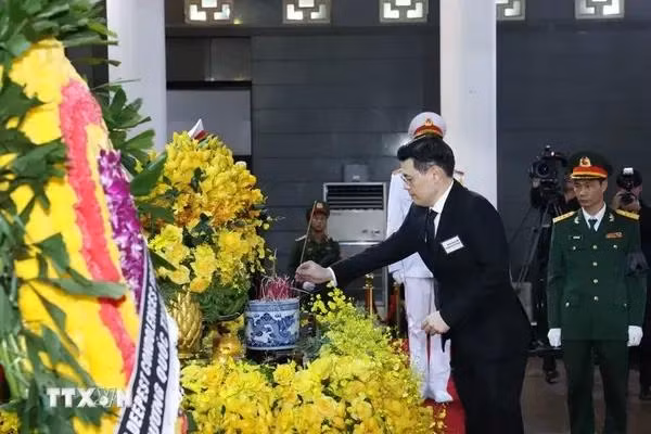 La délégation thaïlandaise rend hommage au Secrétaire général du Parti Nguyên Phu Trong. Photo : VNA.
