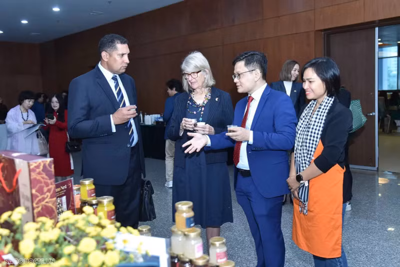 Des représentants visitant des stands d’entreprises vietnamiennes. Photo : baoquocte Des représentants visitant des stands d’entreprises vietnamiennes. Photo : baoquocte