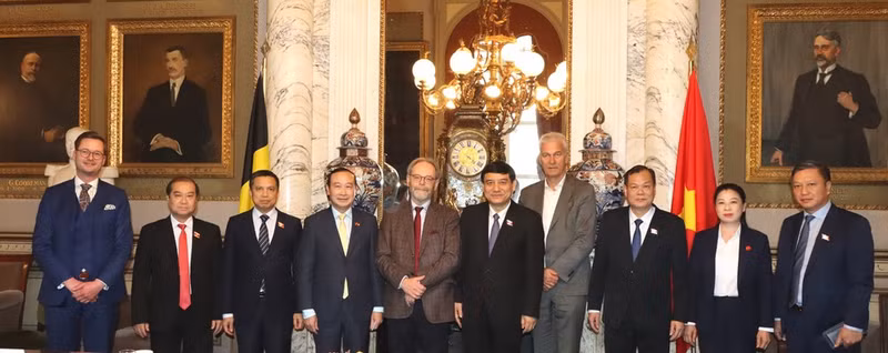 La délégation parlementaire vietnamienne avec le président de la Chambre belge des représentants Peter De Roover (5e, gauche). Photo : Huong Giang/VNA