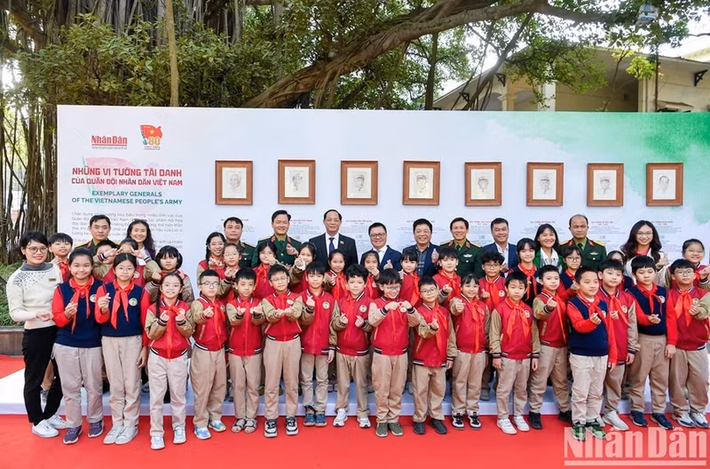 Les délégués et des élèves d’une école primaire visitent l’exposition.