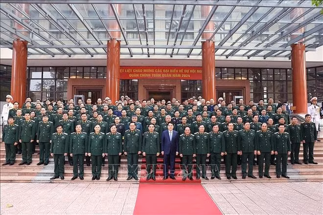 Le président Luong Cuong et les délégués. Photo: VNA