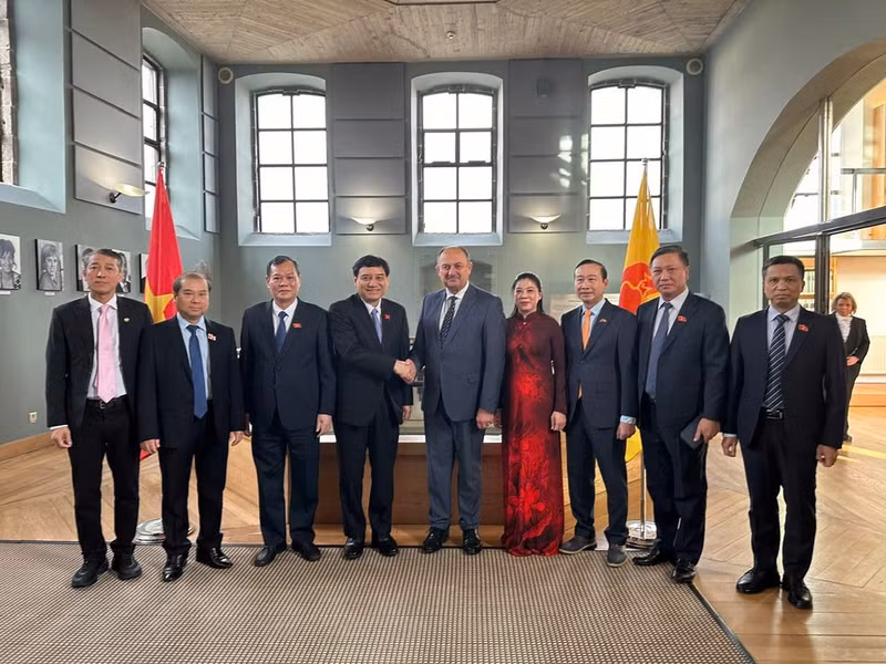 Rencontre entre Nguyên Dac Vinh et le président du Parlement de la Wallonie, Willy Borsus. Photo : Huong Giang/VNA