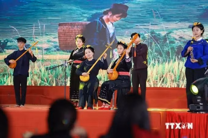 Le chant then, un genre musical distinctif des ethnies Tày, Nùng et Thai des provinces du Nord-Ouest, a un rôle important dans la vie de ces dernières. Photo : VNA