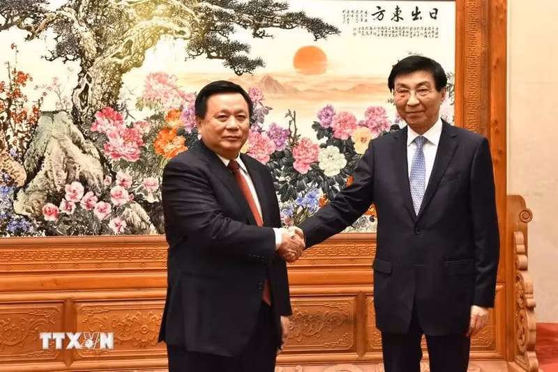 Le président du Conseil théorique central et directeur de l'Académie nationale de politique Ho Chi Minh, Nguyen Xuan Thang (gauche), et le président de la Conférence consultative politique du peuple chinois, Wang Huning. Photo : VNA.