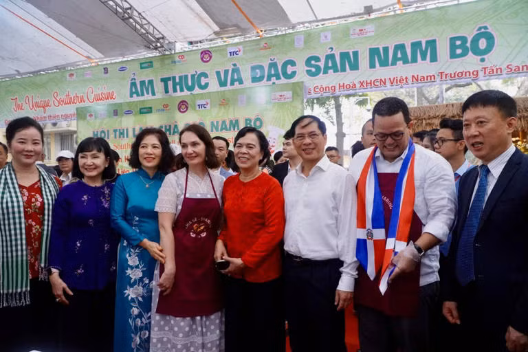 Le vice-Premier ministre vietnamien et ministre des Affaires étrangères, Bui Thanh Son (3e de droite à gauche) et les délégués participant au Festival international de la gastronomie 2023. Photo : baoquocte.vn