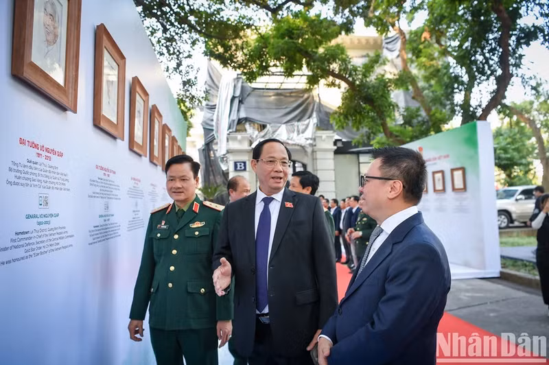 Le lieutenant-général Tran Quang Phuong (premier à droite), vice-président de l’Assemblée nationale du Vietnam, visite l’exposition.