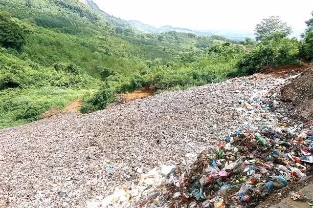 Déchets d'une décharge dans la province de Hoa Binh, au nord du pays. Photo : VNA 