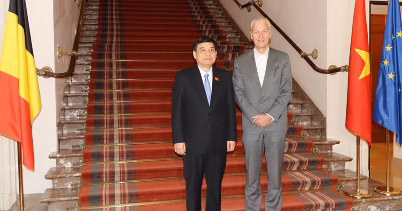 Nguyên Dac Vinh (gauche) et Andries Gryffroys, premier vice-président du Sénat belge. Photo : Huong Giang/VNA 