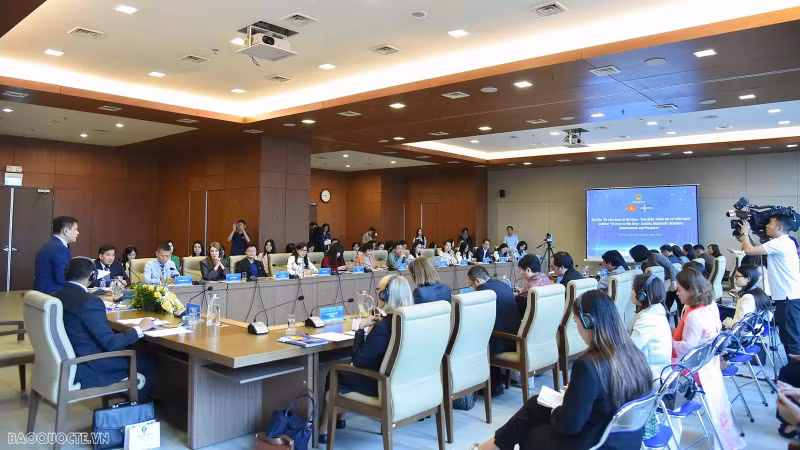 L’évènement a vu la participation des représentants des ministères, services et localités du Vietnam et de certains organes de représentation de la Suède. Photo : baoquocte L’évènement a vu la participation des représentants des ministères, services et localités du Vietnam et de certains organes de représentation de la Suède. Photo : baoquocte