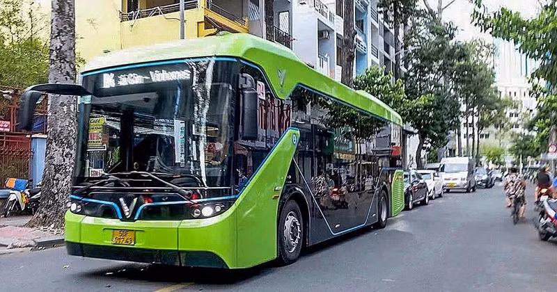 Les nouvelles lignes de bus qui ouvriront à Hô Chi Minh-Ville à partir de 2025 seront toutes électriques. Photo : tuoitre.vn 