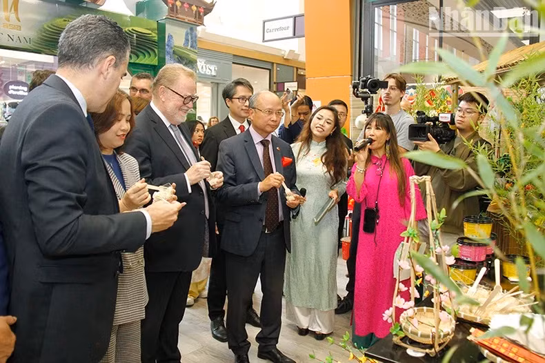 L’ambassadeur Dinh Toan Thang, les autorités locales et les entreprises françaises ont dégusté des spécialités vietnamiennes. Photo : Khai Hoan/Journal Nhân Dân.