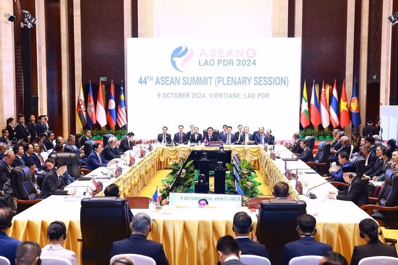 La session plénière du 44e Sommet de l’ASEAN s’est ouverte mercredi 9 octobre à Vientiane. Photo : VNA/CVN