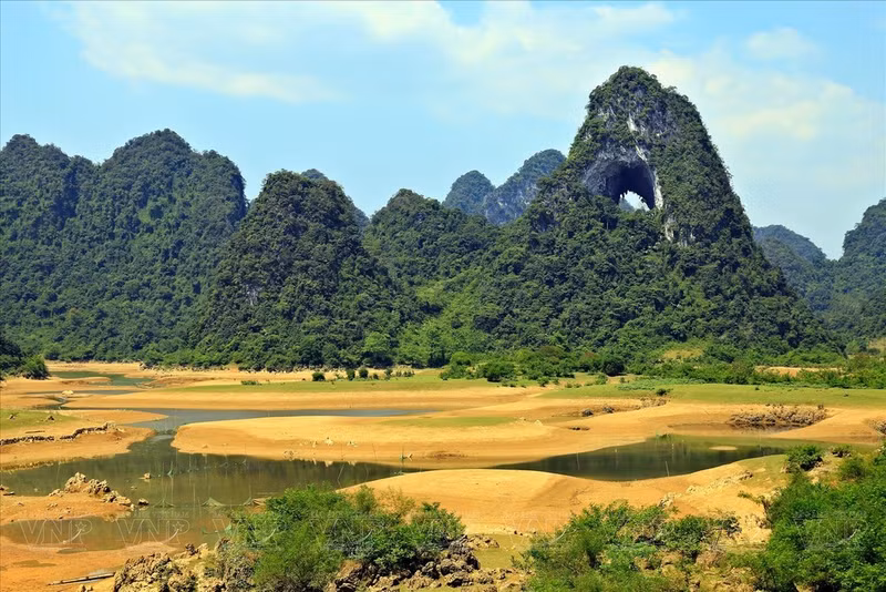 A la saison sèche, Mat Thân Nui offre un paysage romantique et paisible. Photo : VNP.