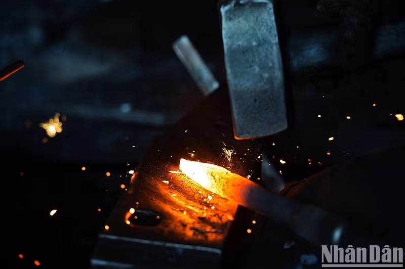 Les forets et les burins de construction deviennent aussi tranchants que neufs à chaque coup de marteau. Les forets et les burins de construction deviennent aussi tranchants que neufs à chaque coup de marteau.