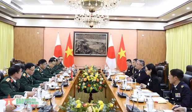 Vue de l’entretien entre le chef d’état-major général adjoint de l’APV, Nguyên Van Nghia, et le chef d’état-major de la Force terrestre d’autodéfense japonaise Yoshida Yoshihide. Photo : qdnd.vn